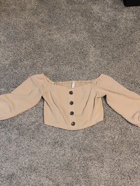 Amisu Beige Off-Shoulder Button Crop Blouse